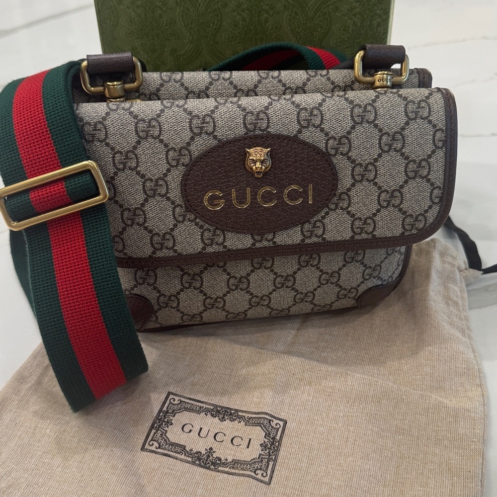 Gucci GG Supreme Vintage Crossbody messenger bag 
red & green strap